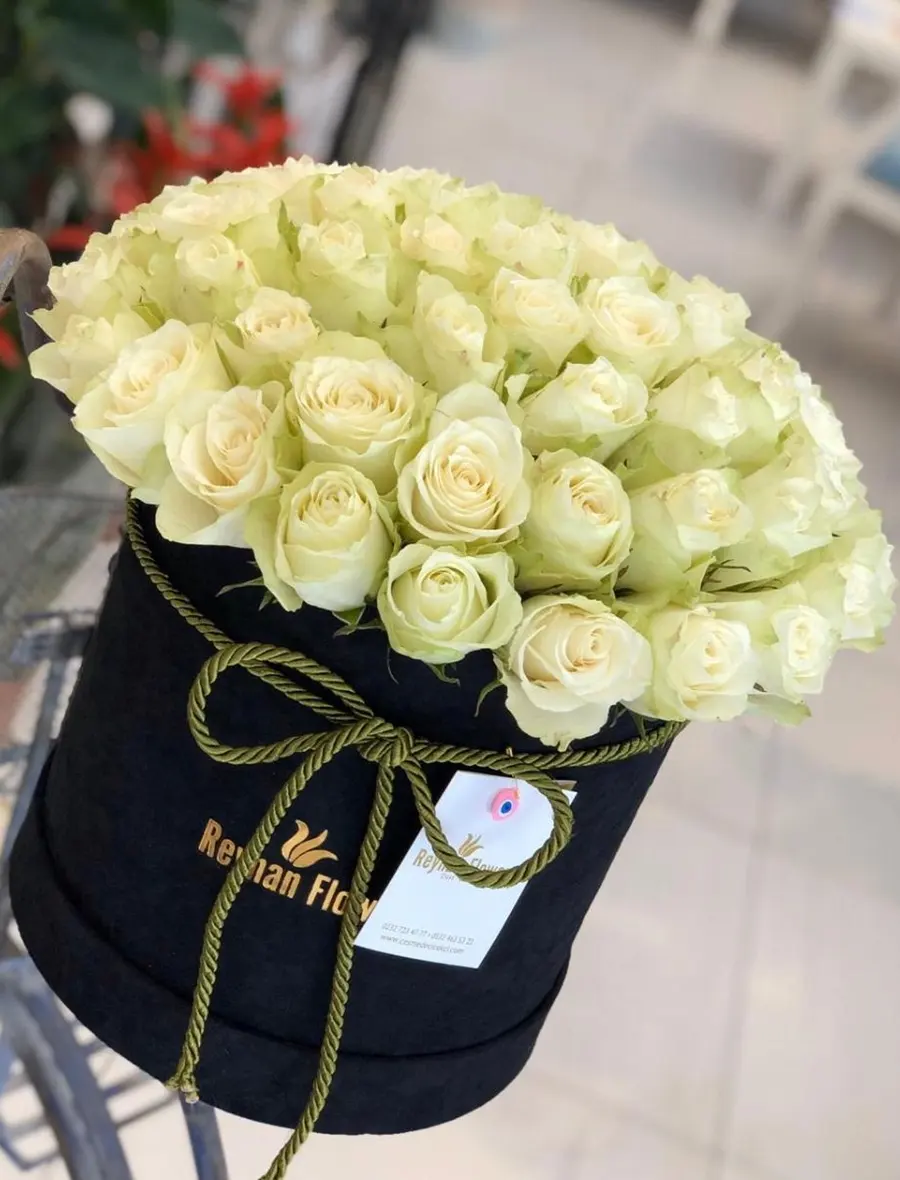 Dekoratif Kutuda Beyaz Güller